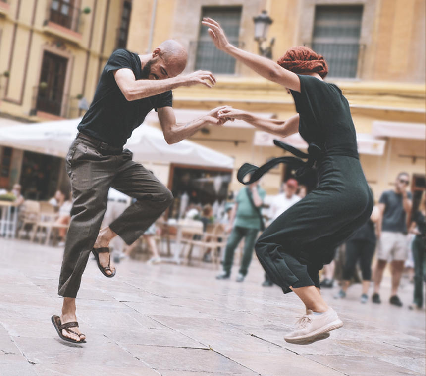 Una pareja saltando mientras baila swing